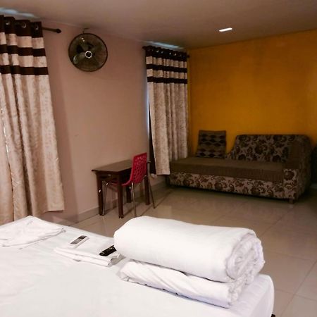 Hotel Eastern Plaza Calcutta Buitenkant foto