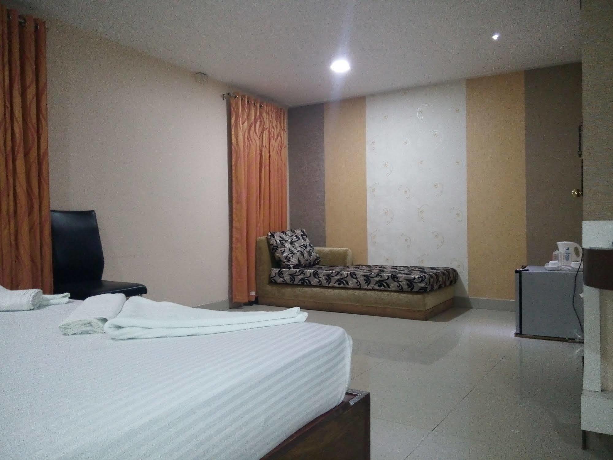 Hotel Eastern Plaza Calcutta Buitenkant foto