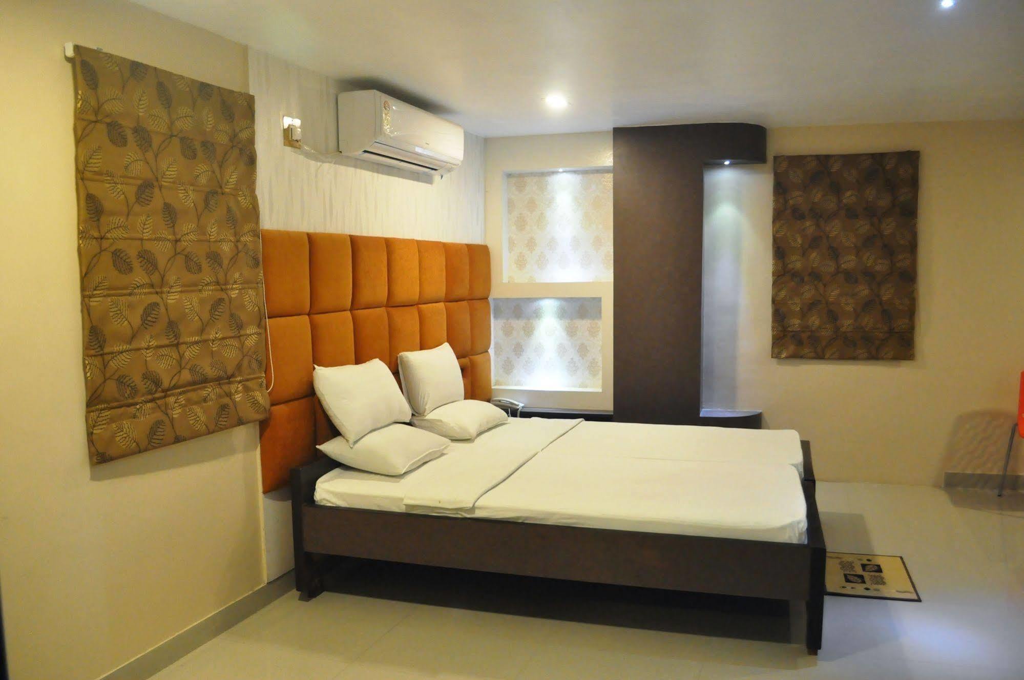 Hotel Eastern Plaza Calcutta Buitenkant foto